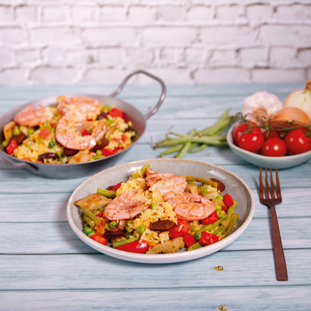 Eine klassische Paella mixta mit Geflügel und Garnelen