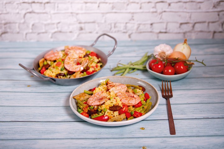 Eine klassische Paella mixta mit Geflügel und Garnelen