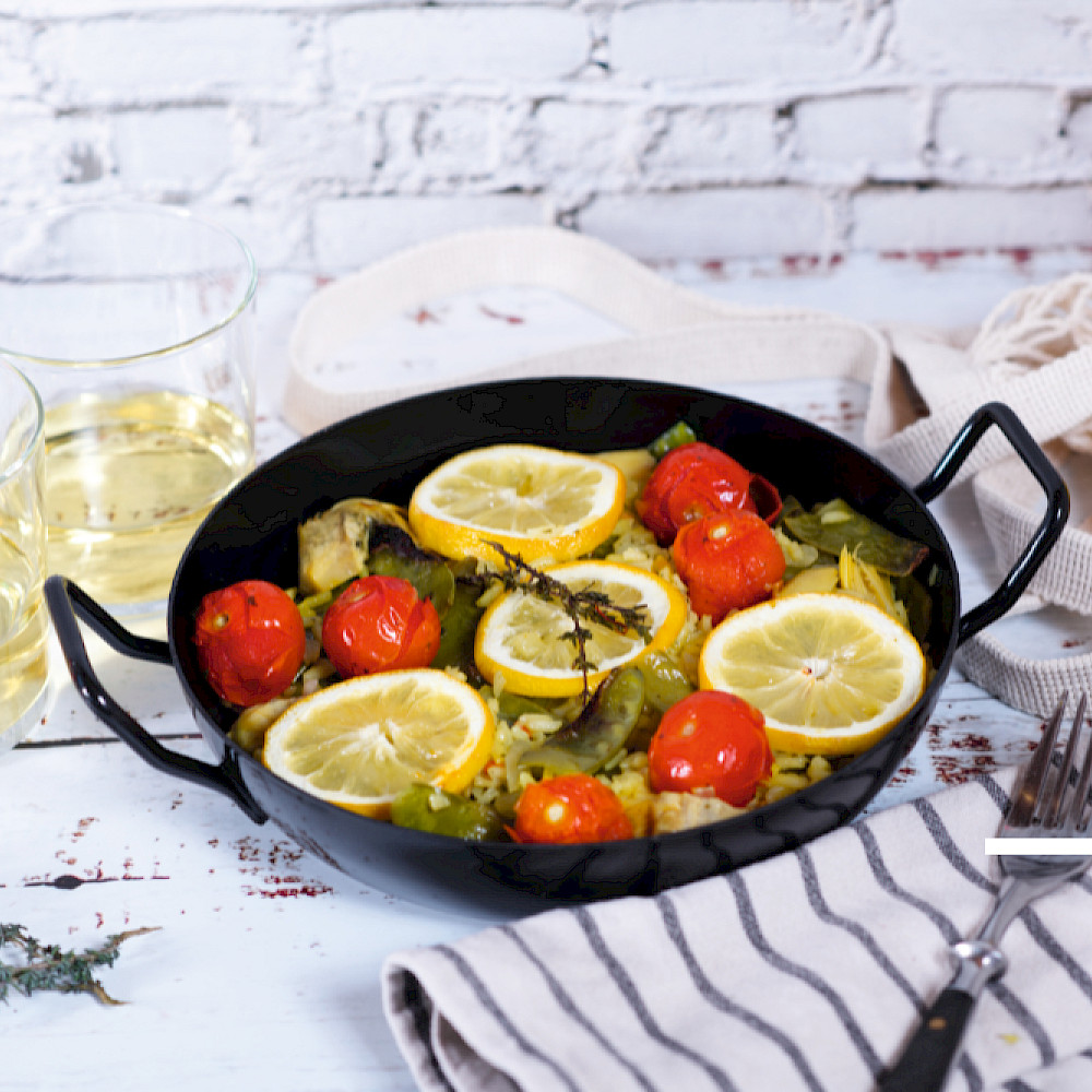 Eine leckere, vegetarische Variante des spanischen Reisgerichtes Paella im Ofen zubereitet