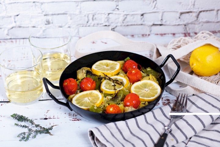 Eine leckere, vegetarische Variante des spanischen Reisgerichtes Paella im Ofen zubereitet