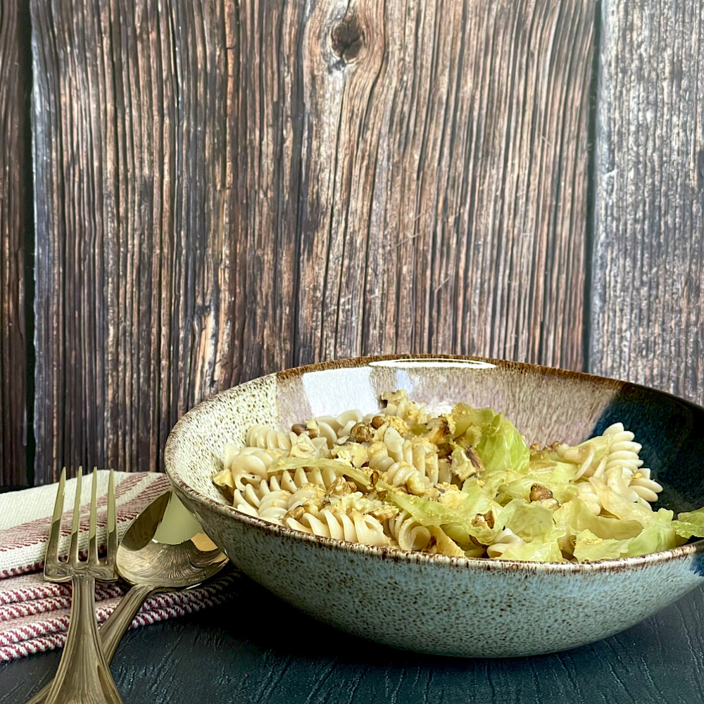 Pasta mit Wirsing und knusprigen Walnusscrunch