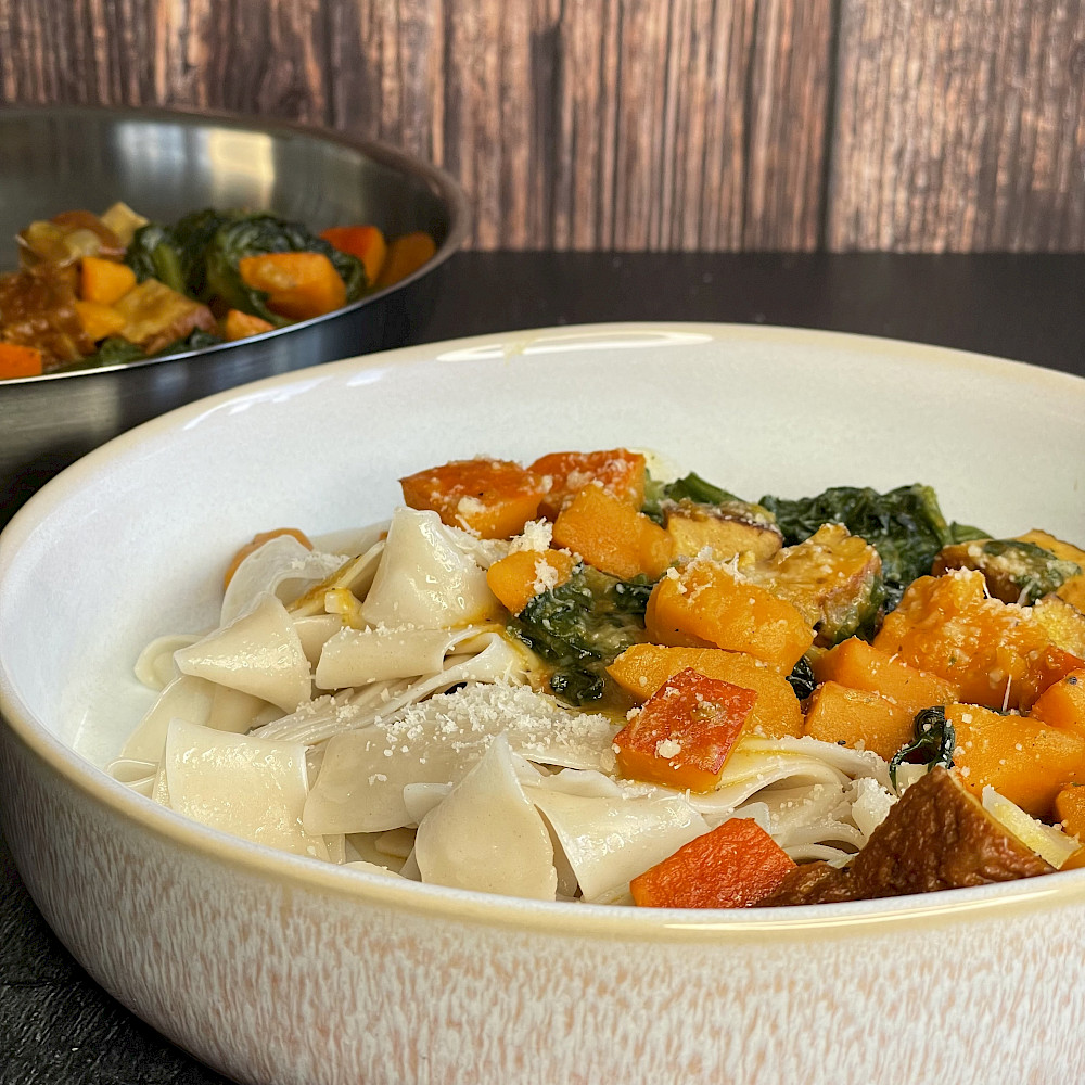 Leckere Pasta mit breiten Dinkel-Bandnudeln, Kürbis und Spinat