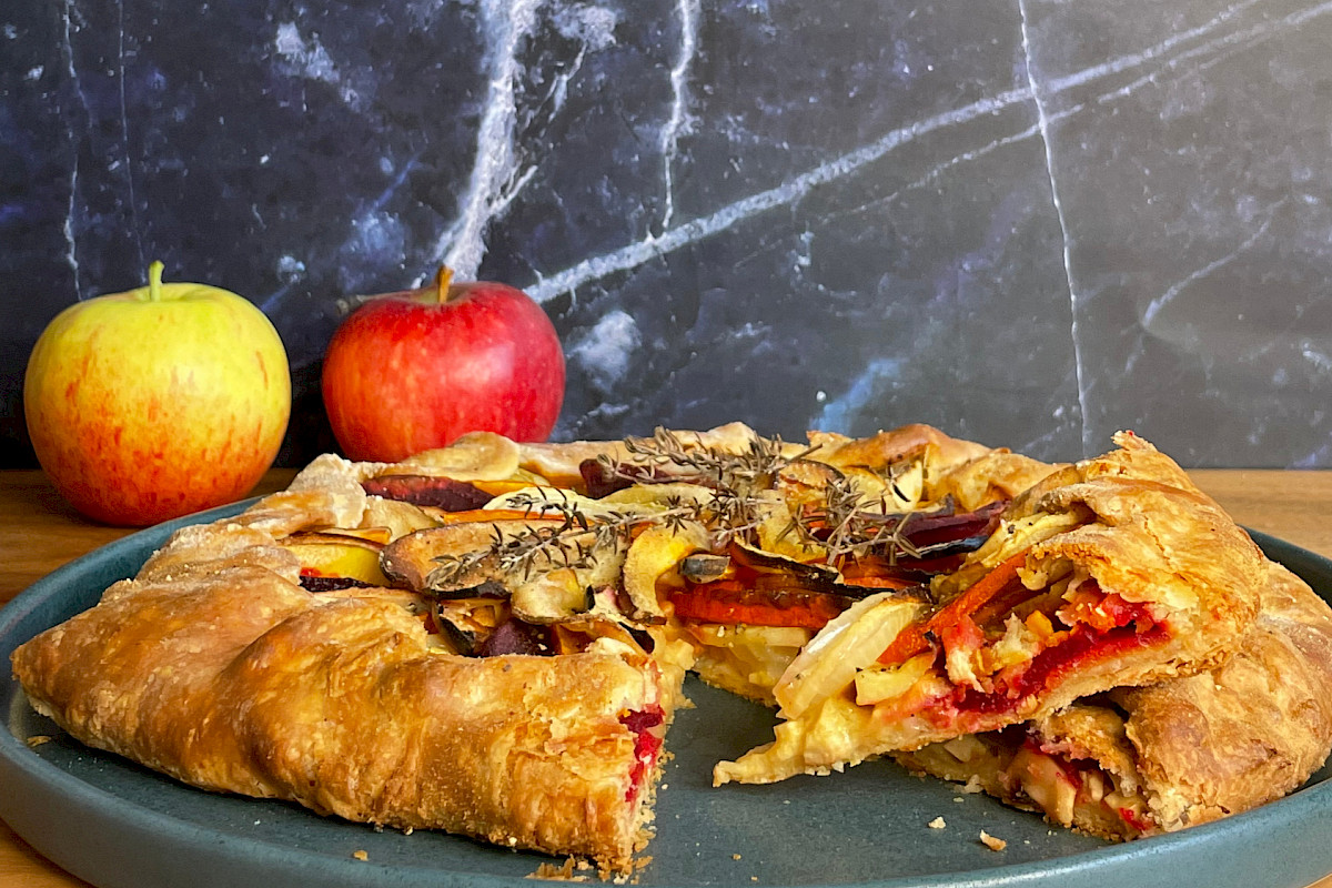 Herbstgalettes mit einem knusprigen Boden aus Dinkelmehl und einem Tofubelag mit Obst und Gemüse der Saison
