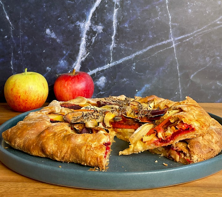 Herbstgalettes mit einem knusprigen Boden aus Dinkelmehl und einem Tofubelag mit Obst und Gemüse der Saison