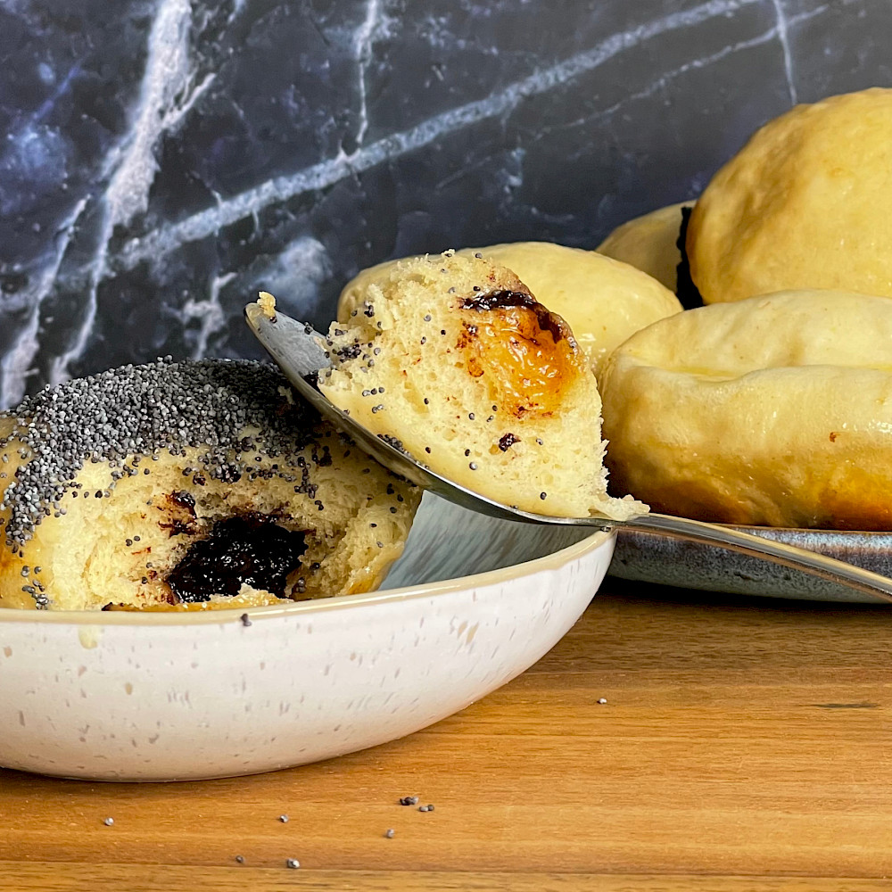 Germknödel mit Zwetschgenmus: eine warme Hefesüßspeise für den Herbst