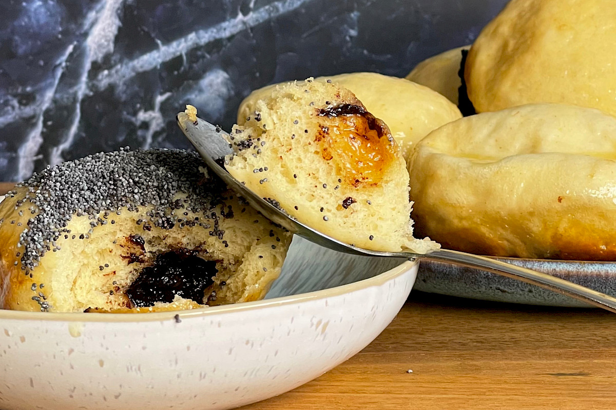 Germknödel mit Zwetschgenmus: eine warme Hefesüßspeise für den Herbst