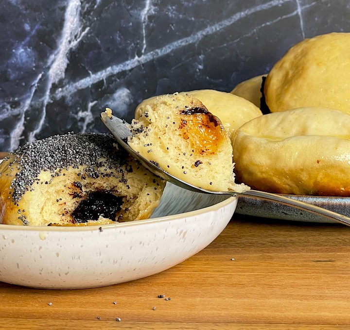 Germknödel mit Zwetschgenmus: eine warme Hefesüßspeise für den Herbst