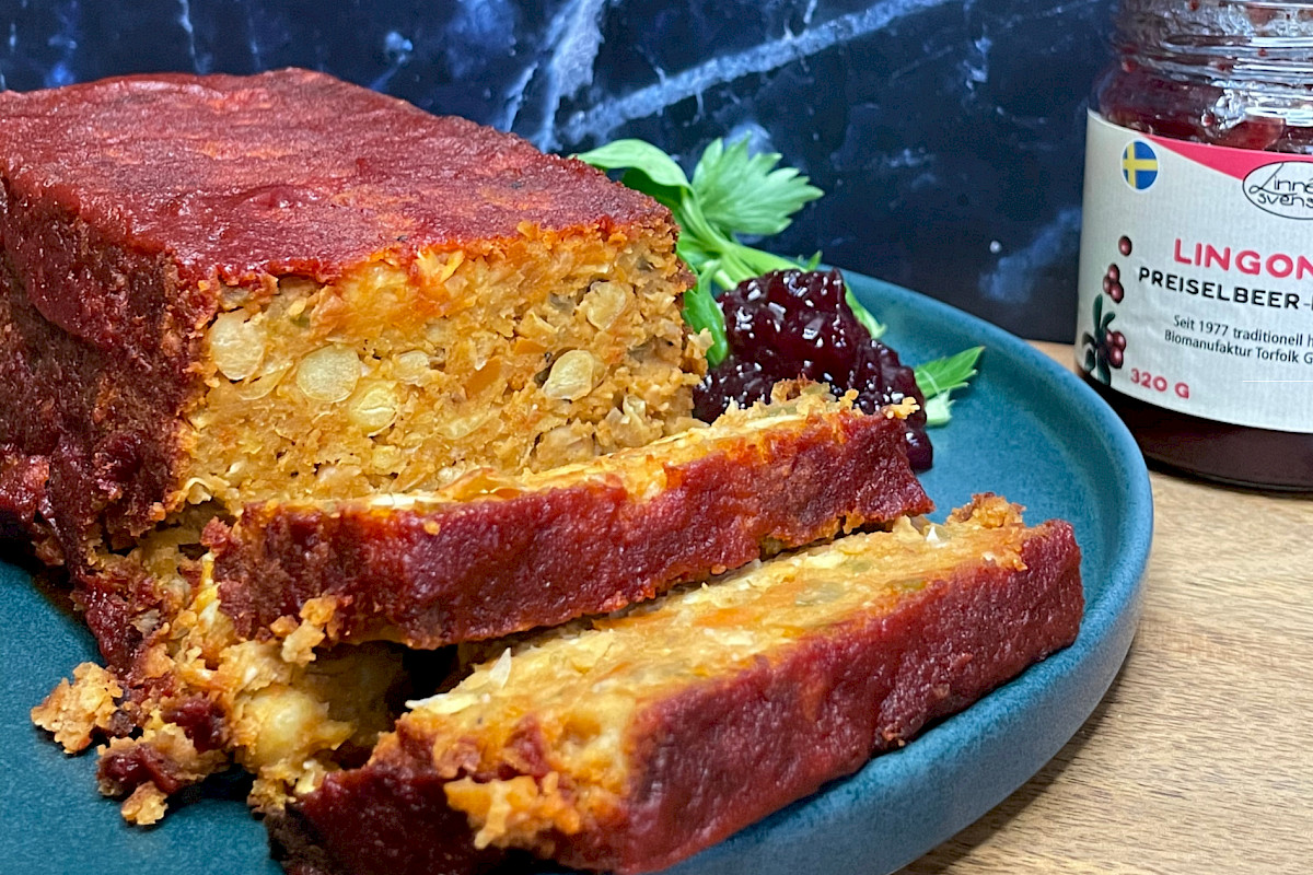 Ein leckerer, vegetarischer Braten aus Kichererbsen mit einem Guss aus Tomaten und Ahornsirup