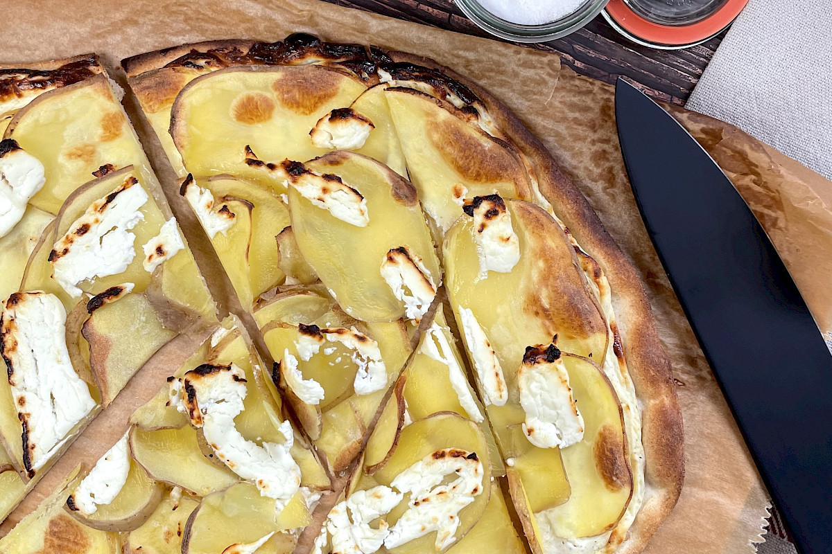 Flammkuchen mit Kartoffeln und Ziegenkäse