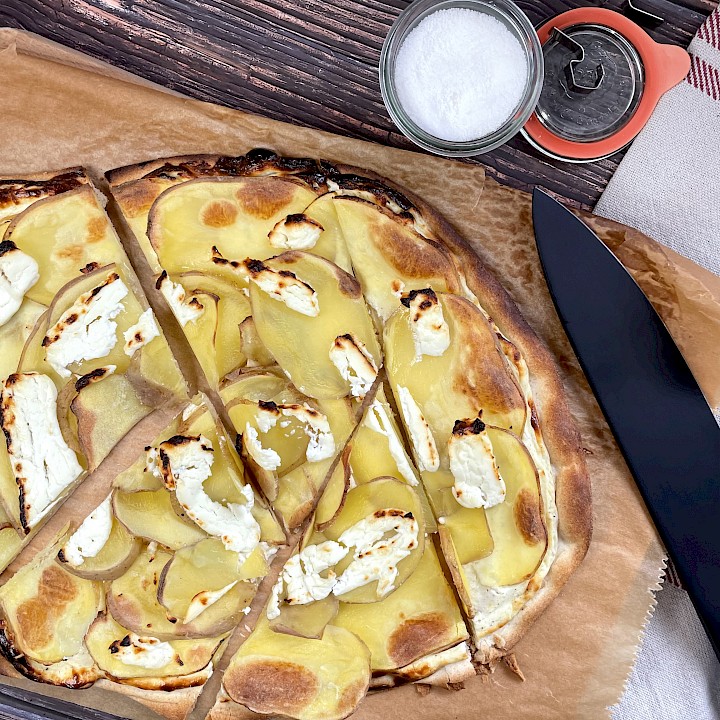 Flammkuchen mit Kartoffeln und Ziegenkäse