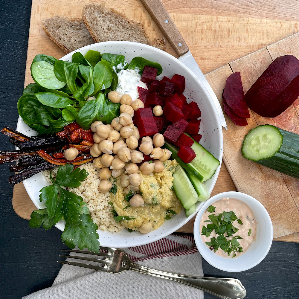 Buddhabowl mit Couscous, Hummus und Gemüse