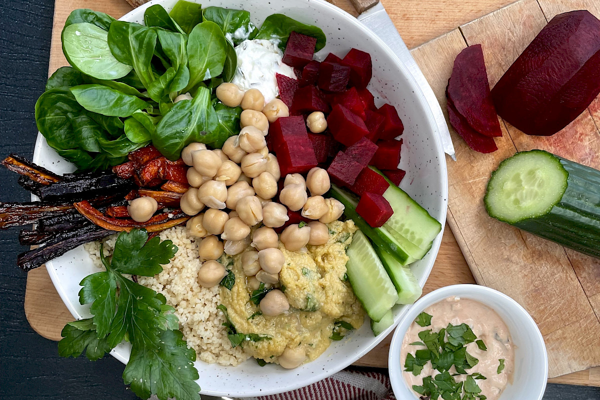 Buddhabowl mit Couscous, Hummus und Gemüse