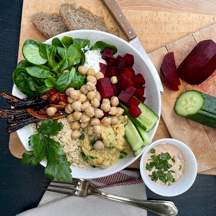 Buddhabowl mit Couscous, Hummus und Gemüse