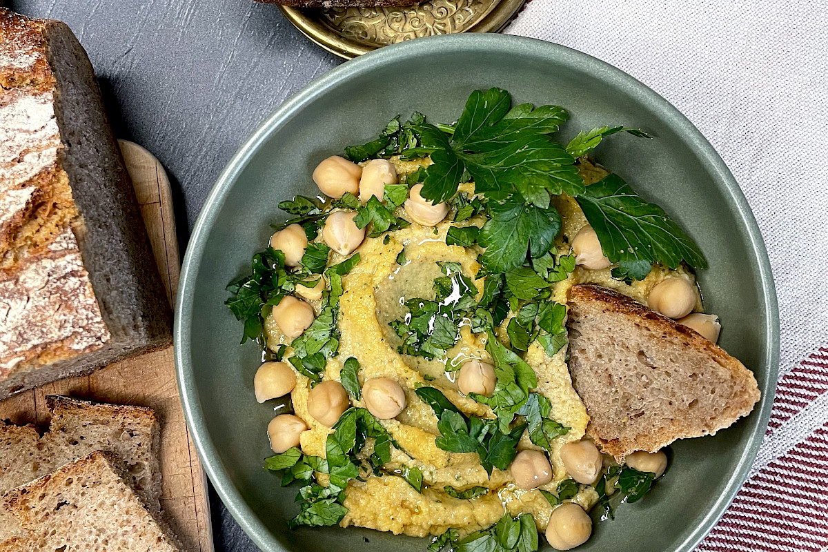 Hummus, mit ganzen Kichererbsen und Brot