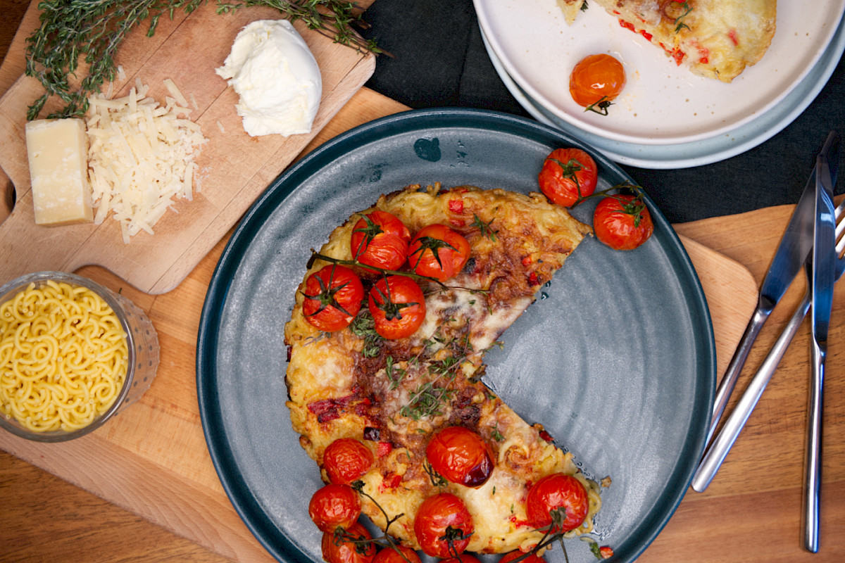 Fritata aus Gabelspaghetti mit Paprika und frischen Tomaten