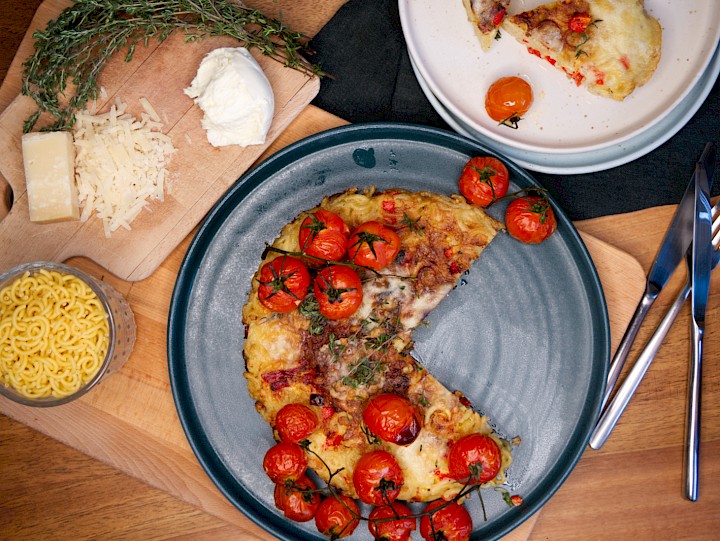 Fritata aus Gabelspaghetti mit Paprika und frischen Tomaten