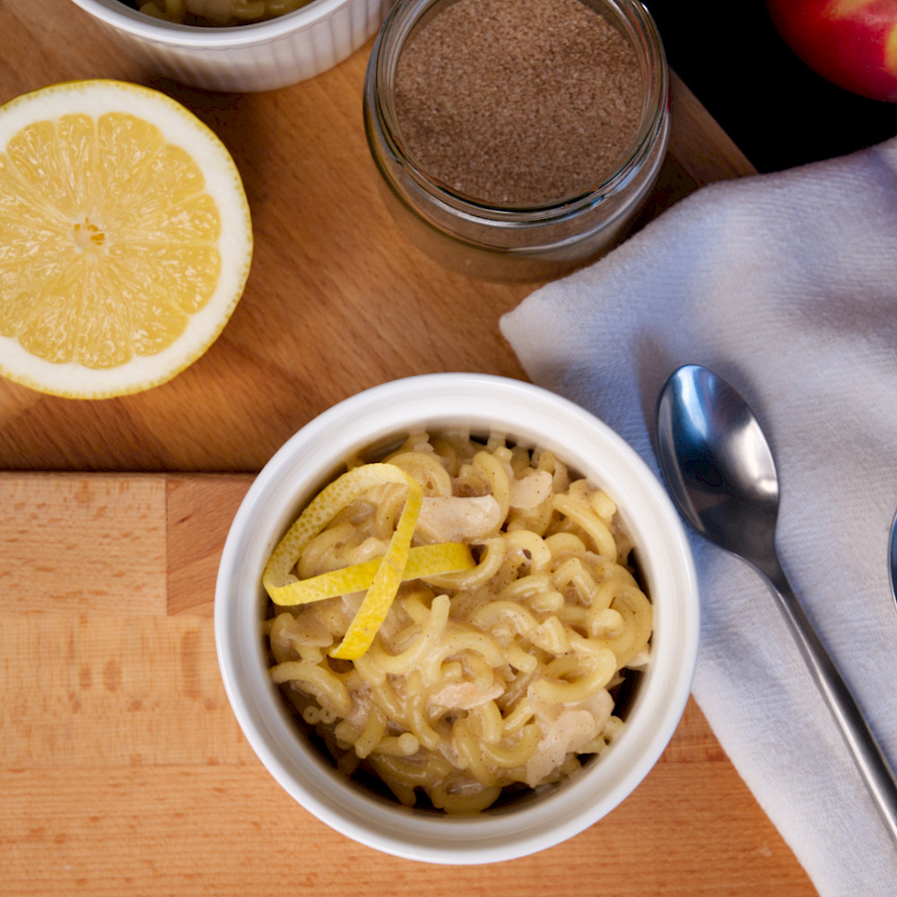 Gabelspaghetti Nachtisch. Zimt-Milch-Nudeln auf Apfel