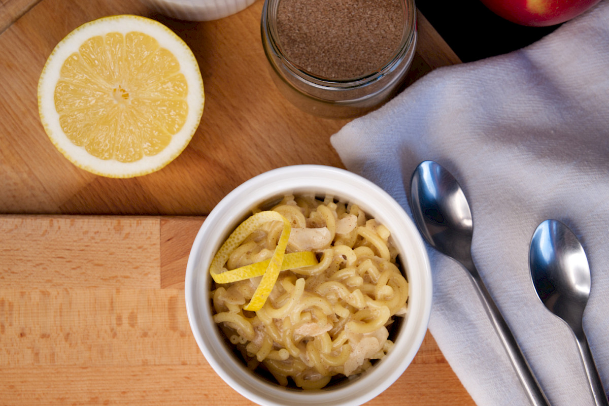 Gabelspaghetti Nachtisch. Zimt-Milch-Nudeln auf Apfel