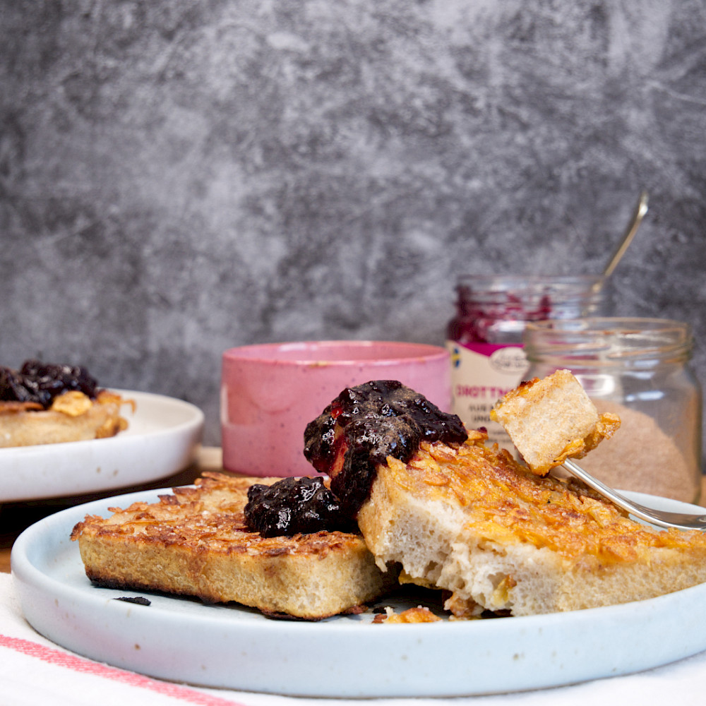 French Toast mit knuspriger Cornflakes oder Dinkelflakes Panade