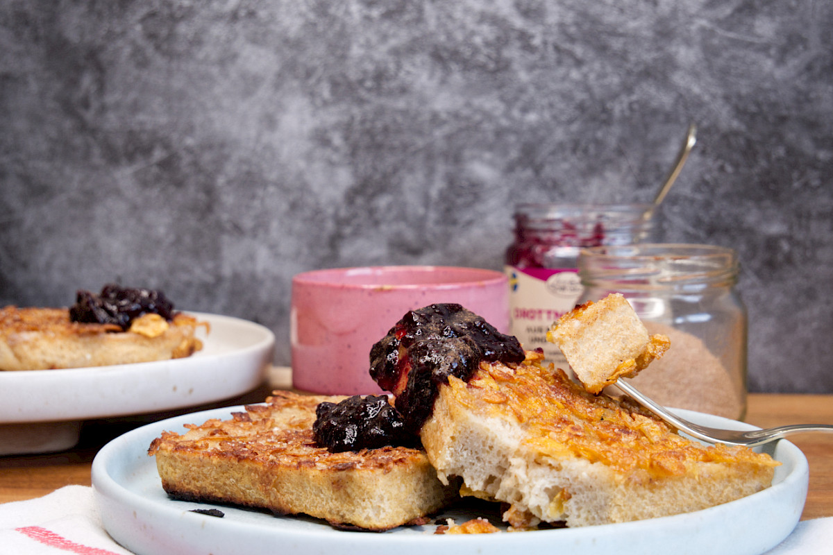French Toast mit knuspriger Cornflakes oder Dinkelflakes Panade