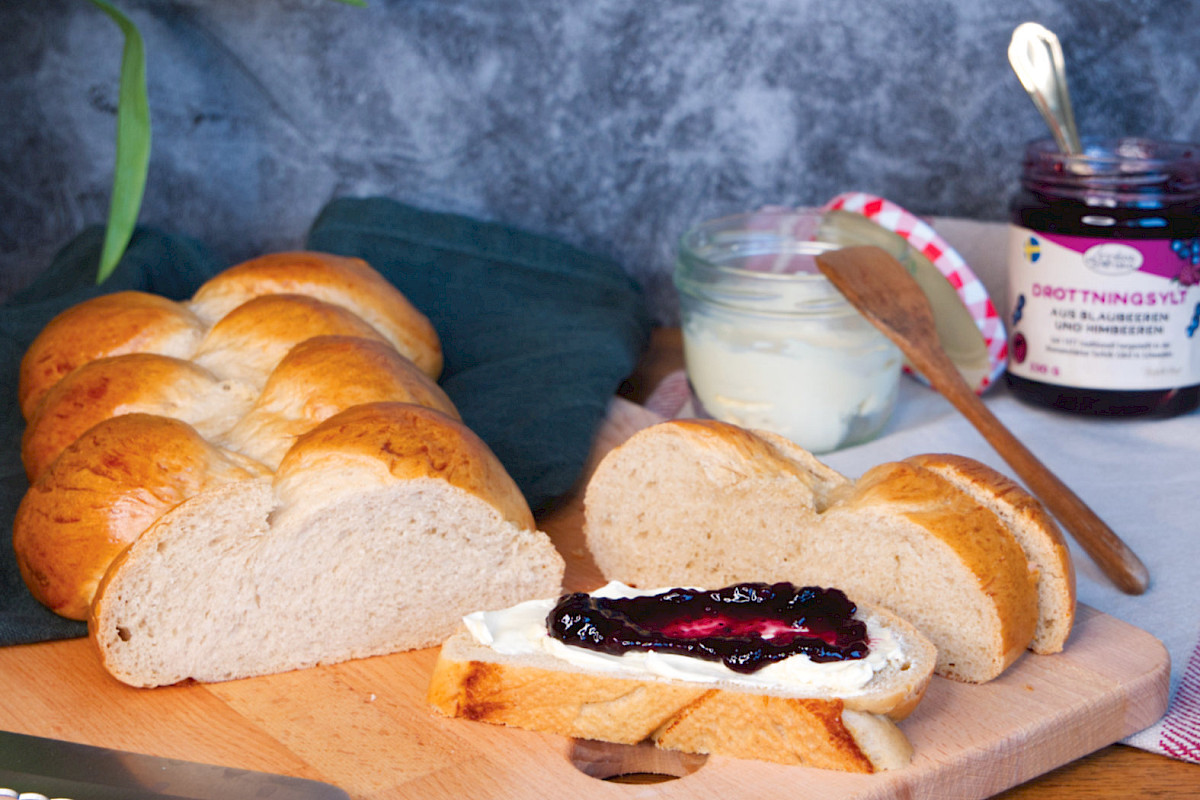 klassische Hefezopf serviert mit Butter und Marmelade
