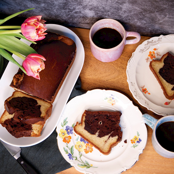 Marmorkuchen aus Rührteig und Schokoteig