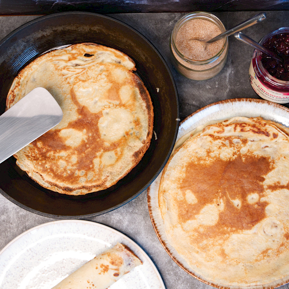 klassische Pfannkuchen mit Zimtzucker und Marmelade