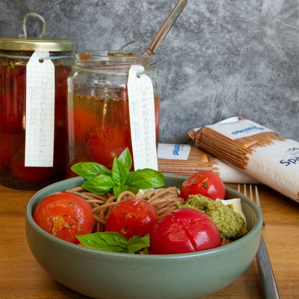 Spaghetti mit frisch eingekochten Tomaten