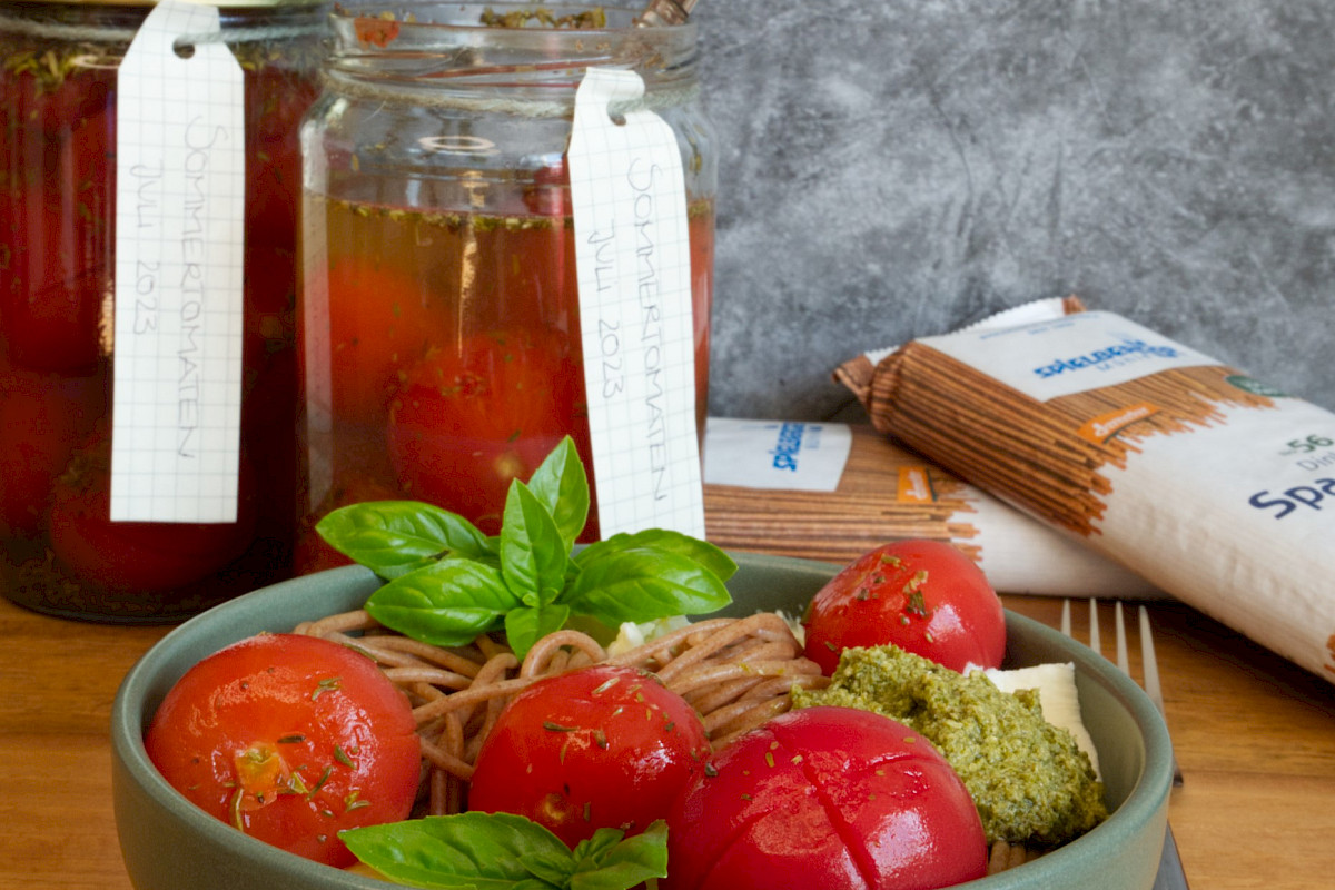 Spaghetti mit frisch eingekochten Tomaten