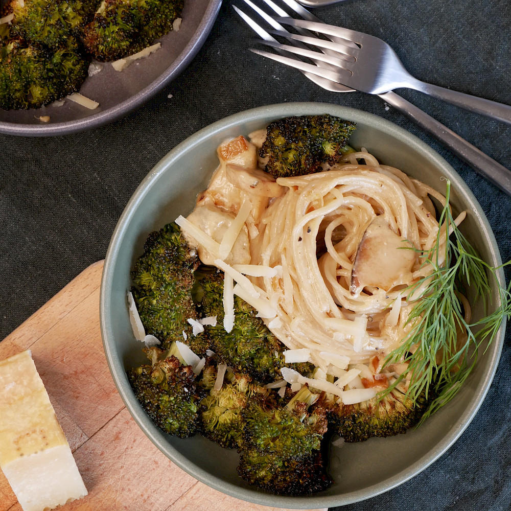 Pasta mit Zitronen-Sahnesoße, Brokkoli und Kräuterseitlingen