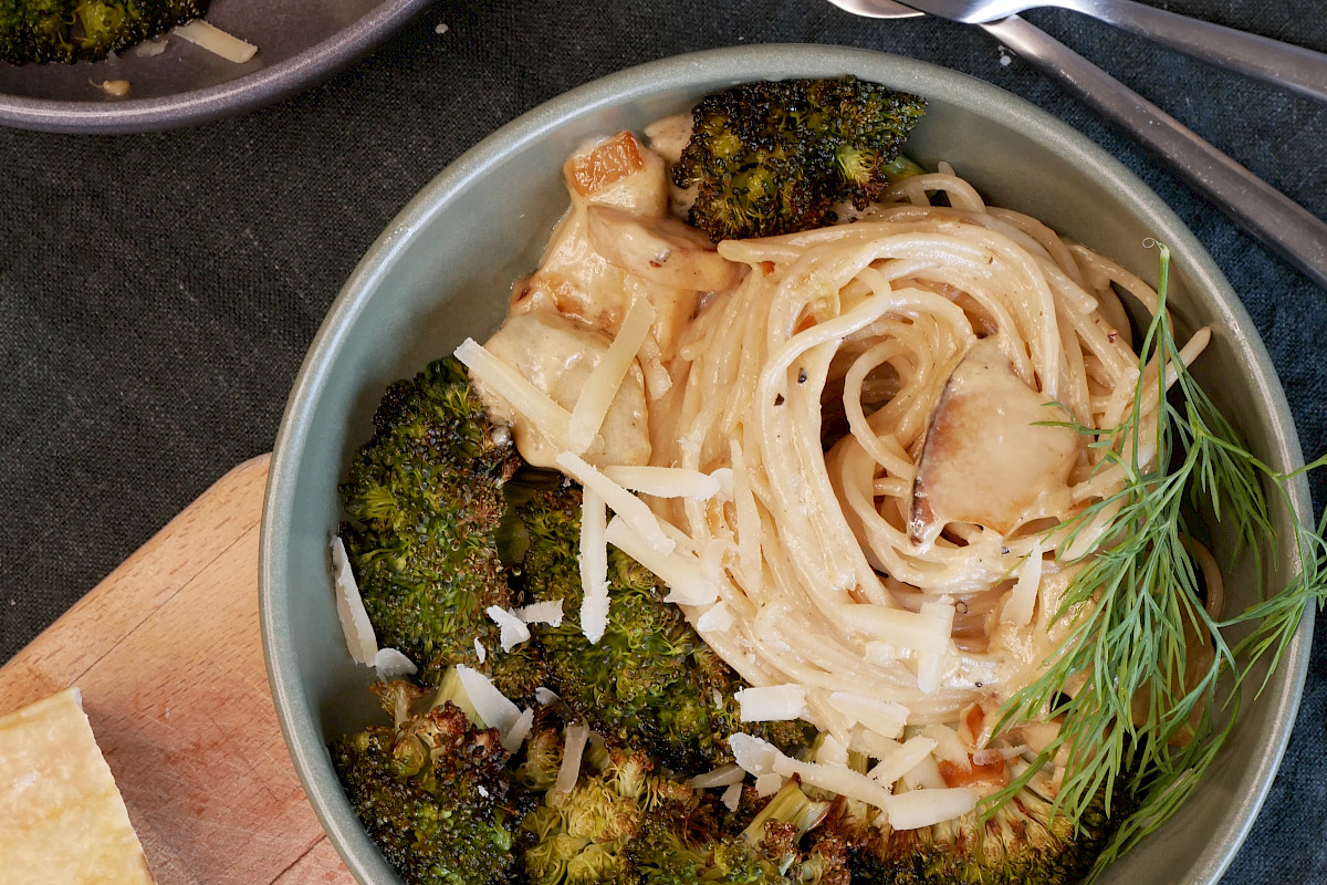 Pasta mit Zitronen-Sahnesoße, Brokkoli und Kräuterseitlingen