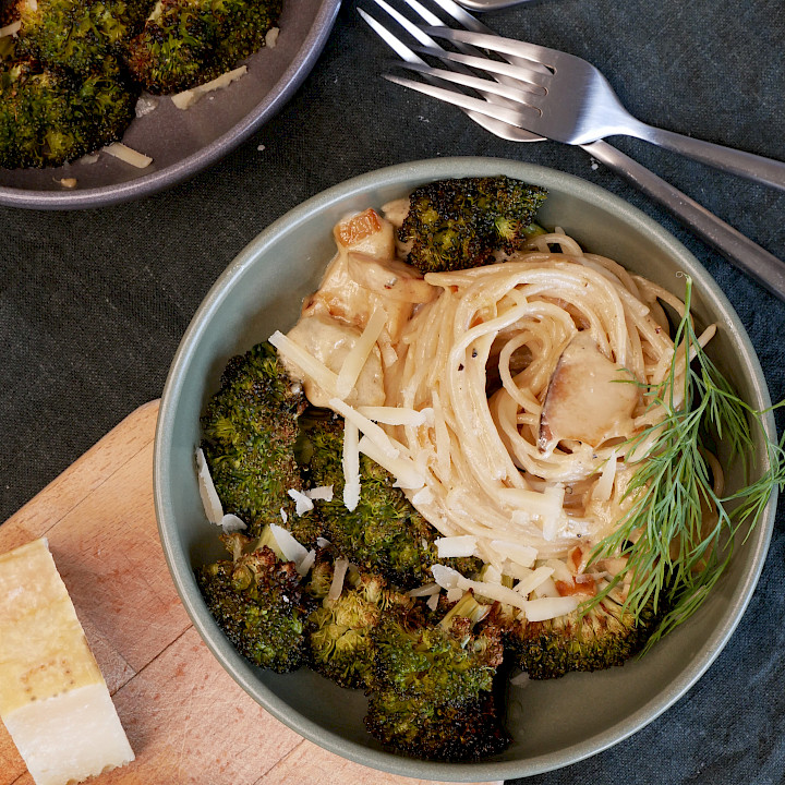 Pasta mit Zitronen-Sahnesoße, Brokkoli und Kräuterseitlingen