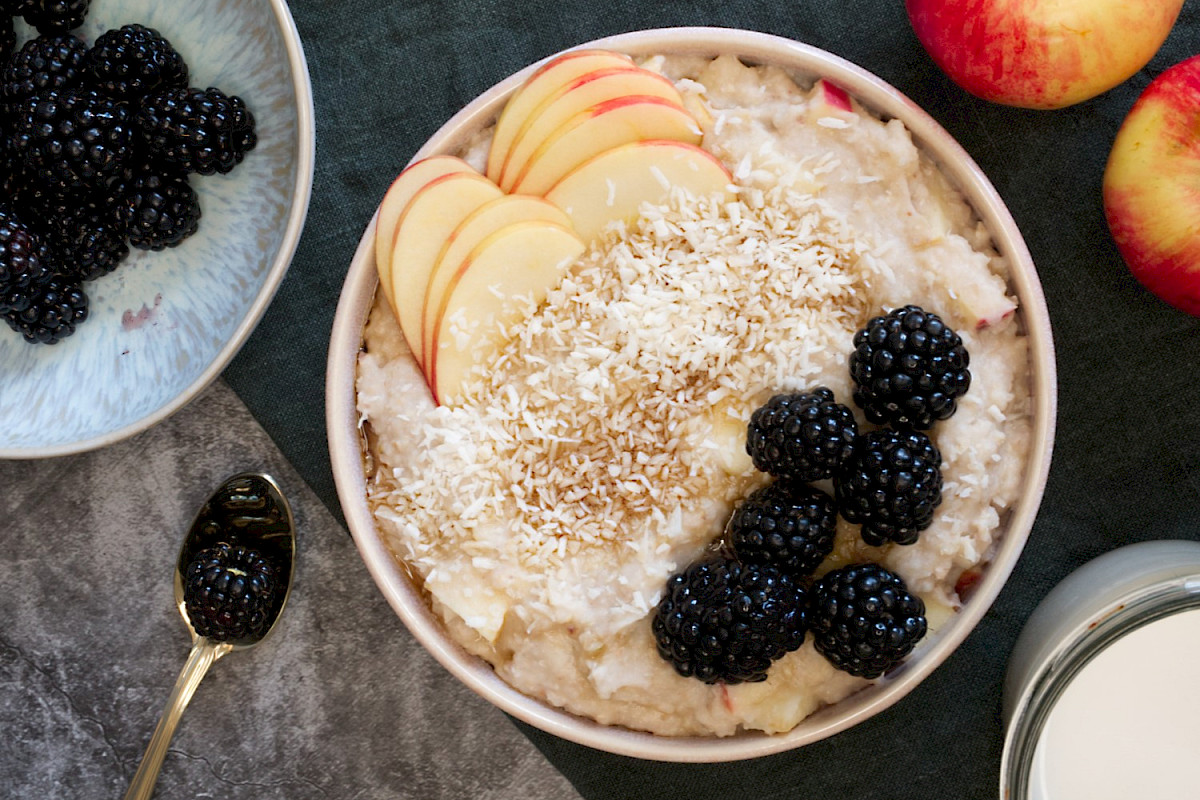 Brombeerporridge mit Apfel
