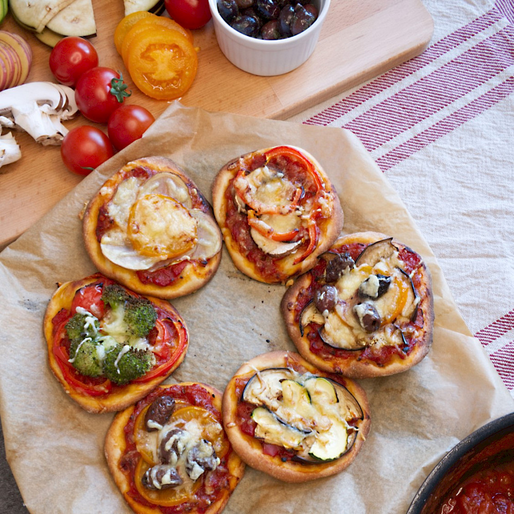 Minipizza mit verschiedenem vegetarischen Belag