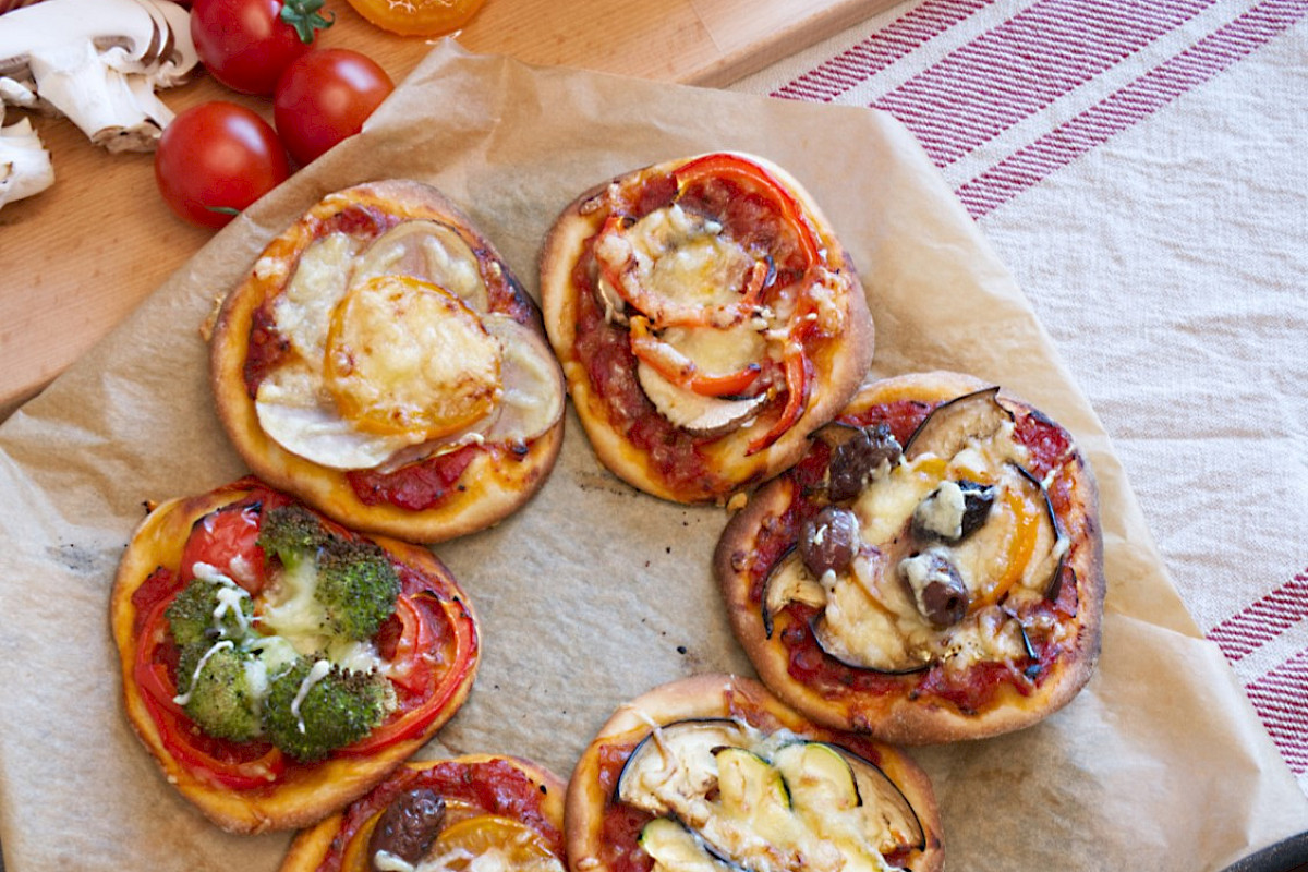 Minipizza mit verschiedenem vegetarischen Belag