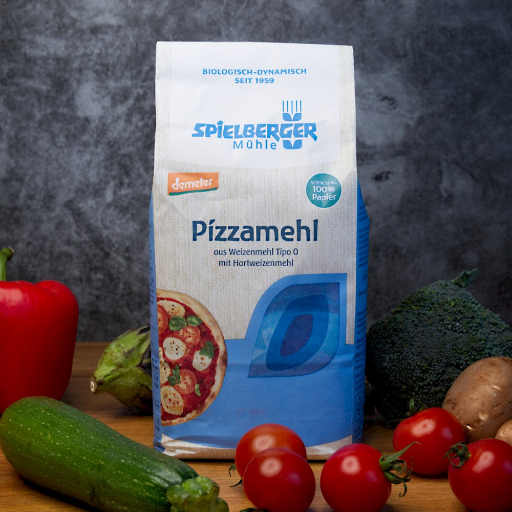 Pizzamehl mit Pizzazutaten rund um die Mehltüte