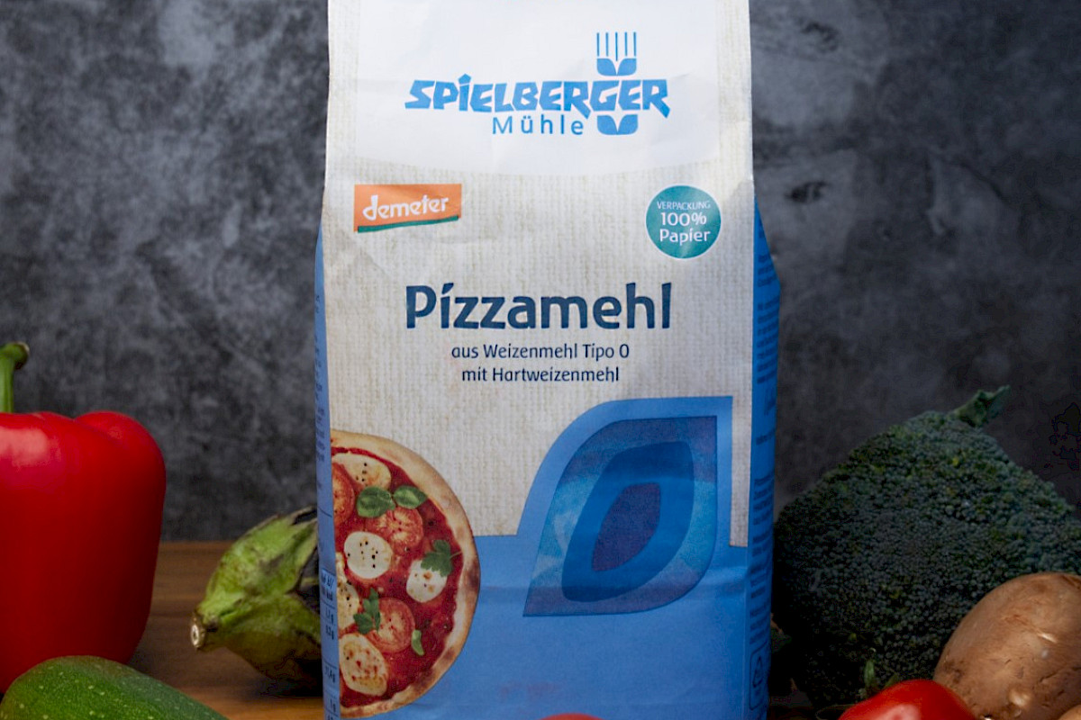 Pizzamehl mit Pizzazutaten rund um die Mehltüte