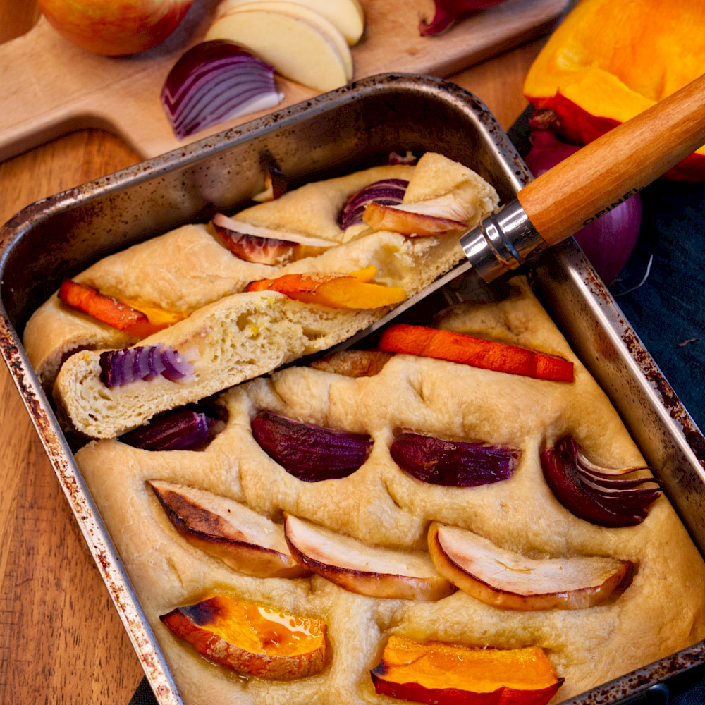 Herbstliche Focaccia mit Kürbis, Apfel und Zwiebeln
