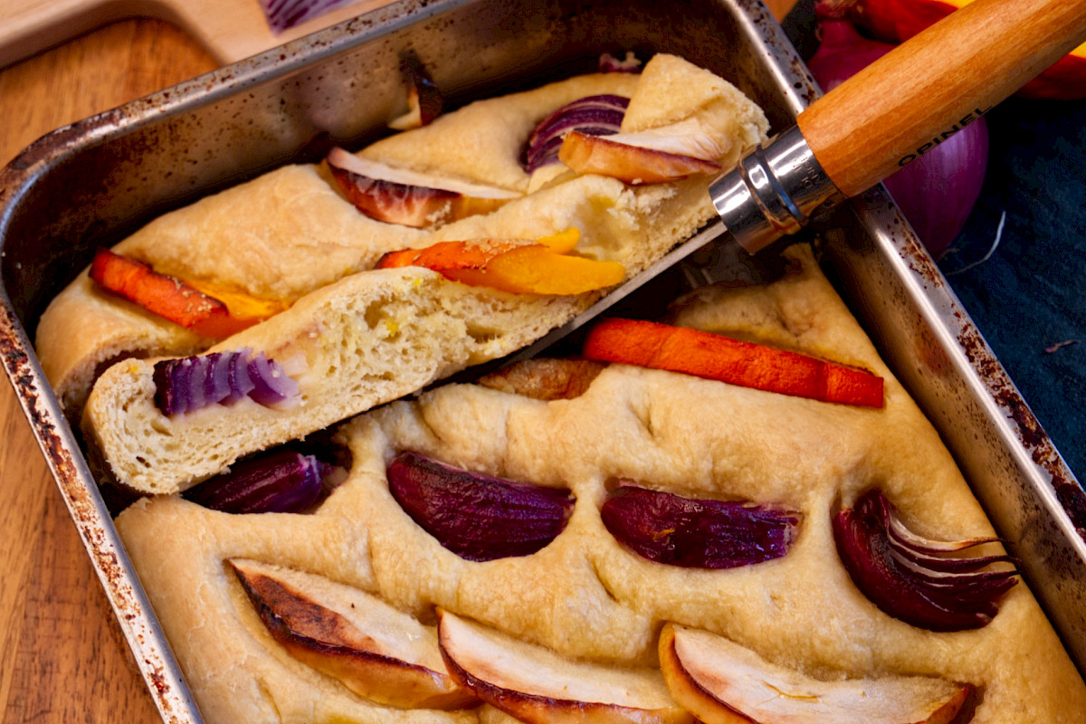 Herbstliche Focaccia mit Kürbis, Apfel und Zwiebeln