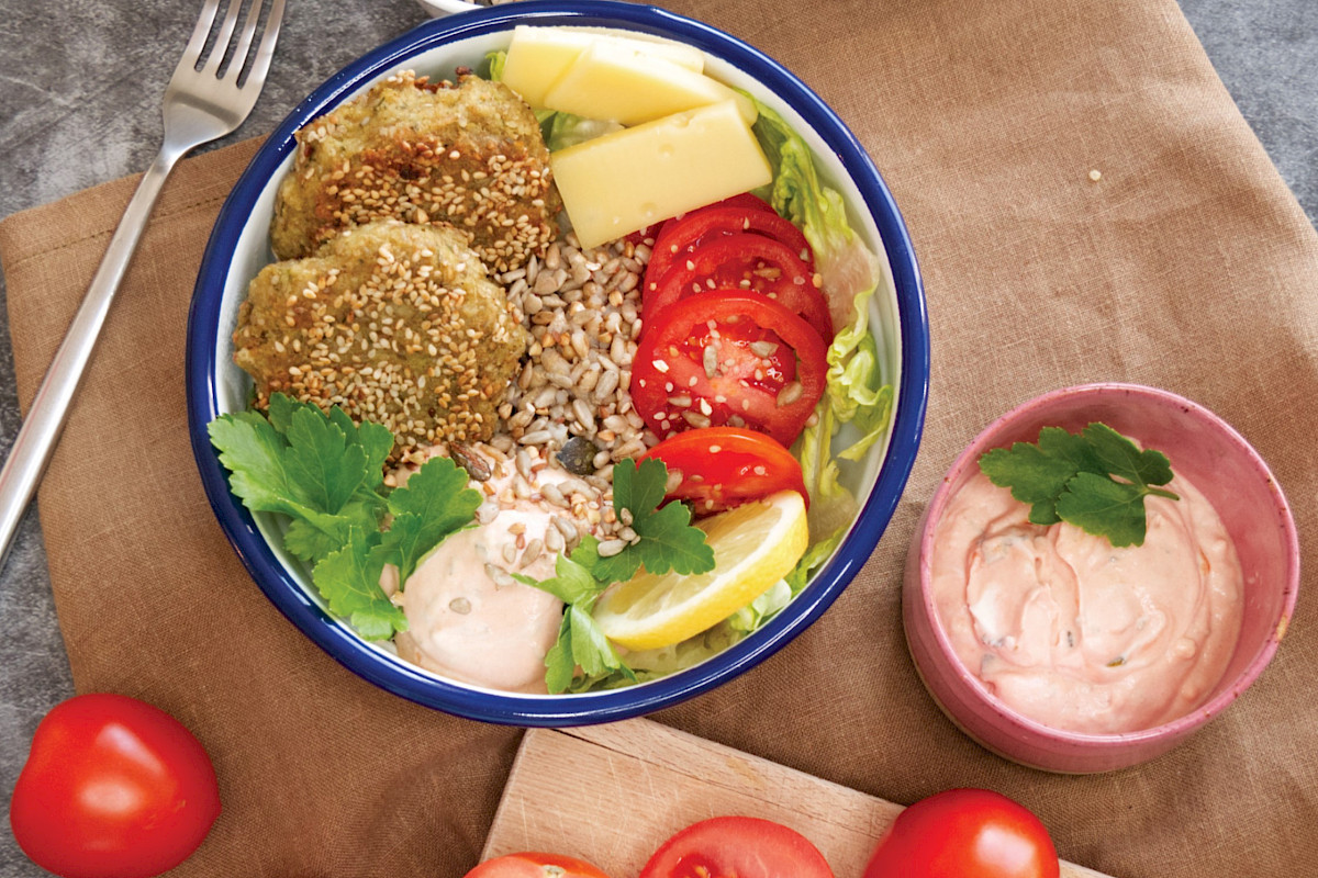 Eine lecker Bowl auf Salatbasis mit Gerstengraupen und Grünkern.