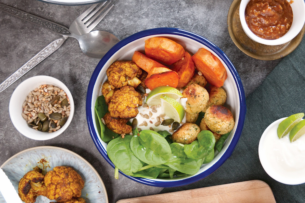 Eine herzhafte Bowl auf Spinatbasis mit Falafel und Süßkartoffel.