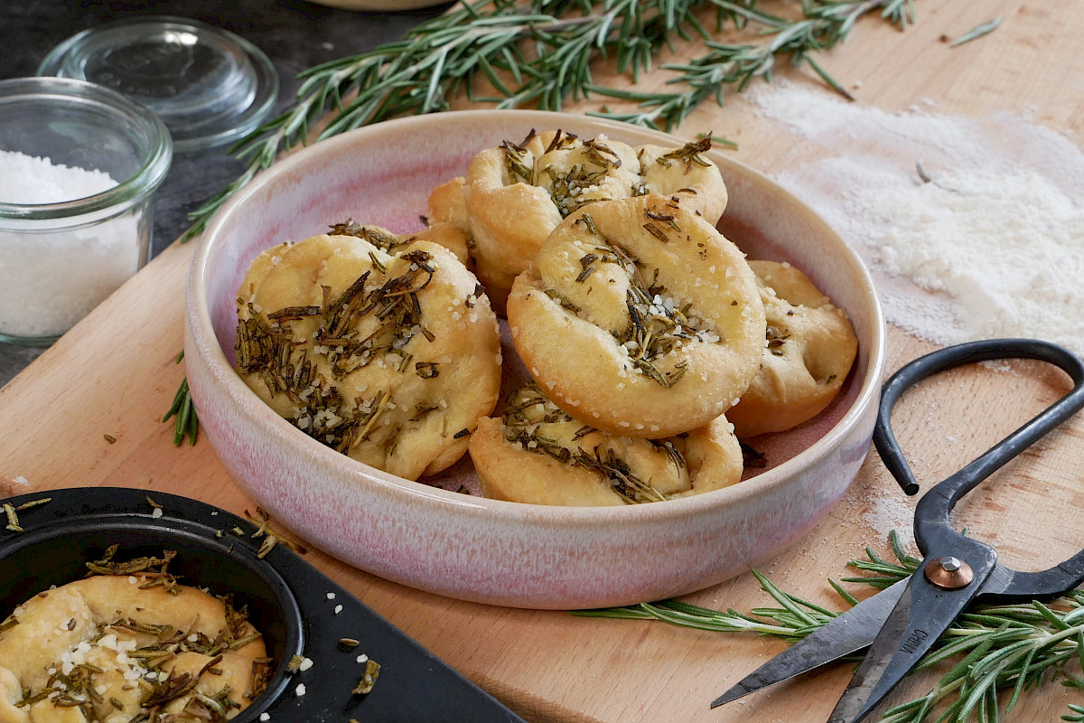 Herzhafte Focaccia Muffins mit Rosmarin und Salz als Snack und Beilage zu Salaten und Suppen.