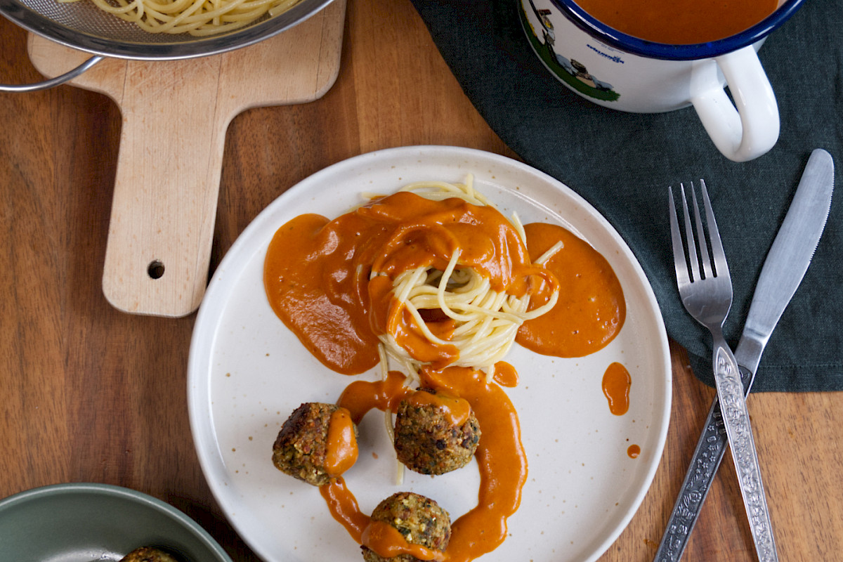 Vegane Meatballs mit Tomatensoße