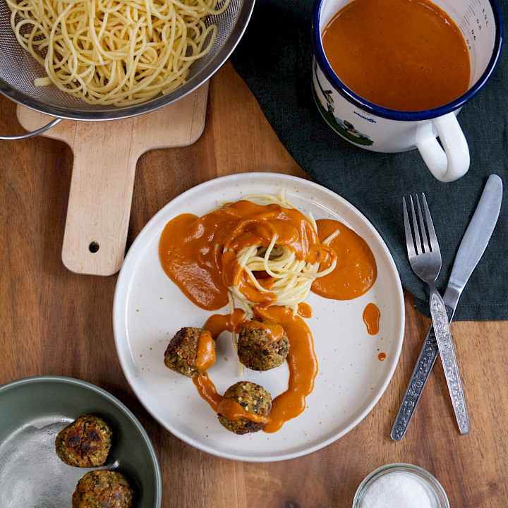 Vegane Meatballs mit Tomatensoße