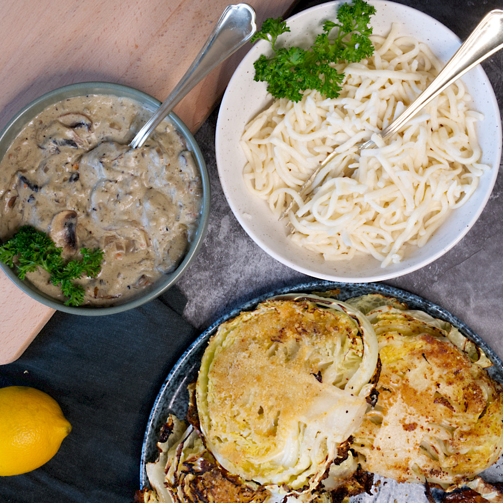 Knuspriger Wirsing trifft auf zarte Dinkelspätzle und eine cremige Pilzrahmsauce – ein herbstliches Wohlfühlgericht voller Geschmack! Perfekt für alle, die saisonale Küche lieben.