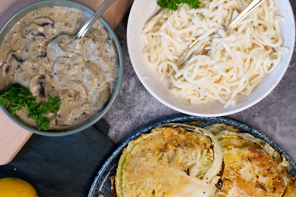 Knuspriger Wirsing trifft auf zarte Dinkelspätzle und eine cremige Pilzrahmsauce – ein herbstliches Wohlfühlgericht voller Geschmack! Perfekt für alle, die saisonale Küche lieben.