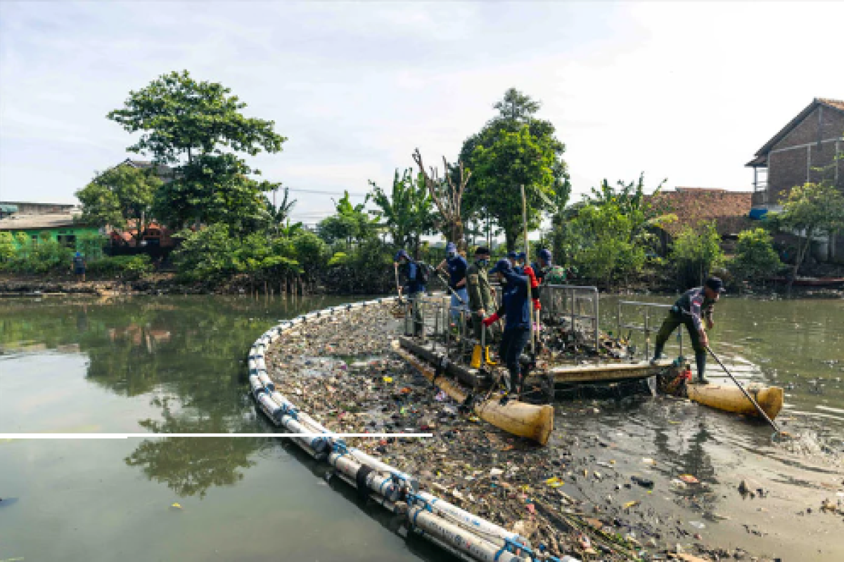 Plastikfrei und nachhaltig – das ist unser Ziel. Doch wir wollen noch mehr tun. Durch eine Partnerschaft mit den Plastic Fischern helfen wir dabei, Plastikabfälle aus Flüssen in Indien und Indonesien zu entfernen. Statt Weihnachtsgeschenken unterstützen wir in diesem Jahr ein Projekt, das nicht nur die Umwelt schützt, sondern auch Arbeitsplätze schafft.