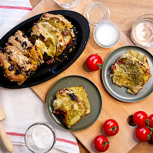 Herzhaft, aromatisch und perfekt zum Teilen – dieses Pesto-Zupfbrot mit Käse und getrockneten Tomaten ist ein Highlight für jede Tafel. Einfach abzupfen und genießen!