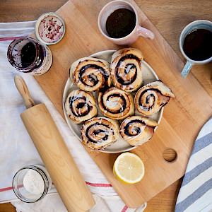 Süß, fruchtig und unwiderstehlich – diese Hefeschnecken mit Fruchtaufstrich sind schnell gemacht und ein Genuss für jede Kaffeepause. Verfeinere sie mit Zitronenguss für das extra Geschmackserlebnis!