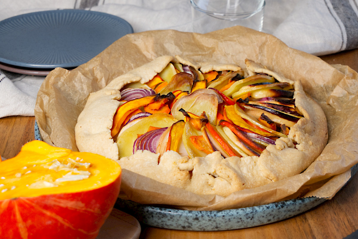 Rustikal, herzhaft und voller Geschmack – diese Galette mit würziger Tofu-Füllung und buntem Gemüse ist einfach gemacht und immer ein Hingucker. Perfekt für jede Jahreszeit!